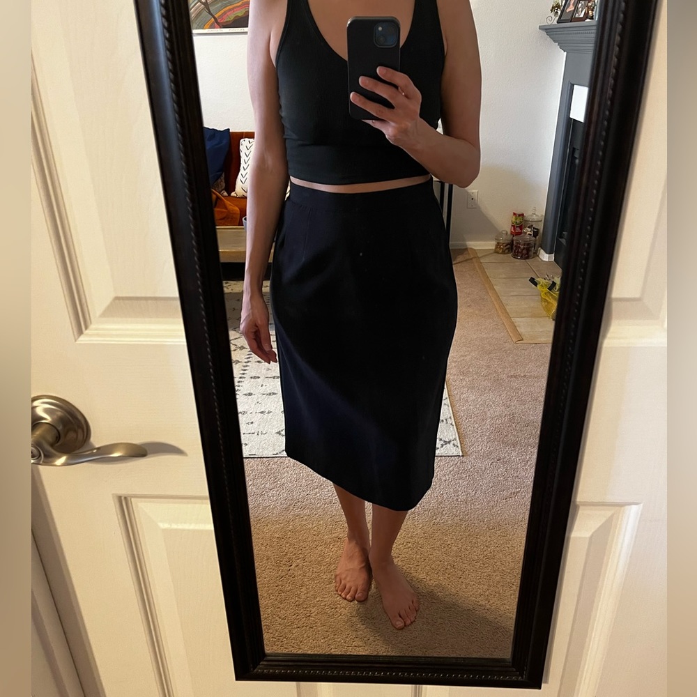 High wasted, black pencil skirt.